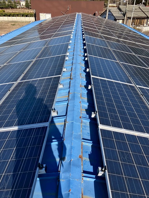 所沢市の事務所にて屋根の現地調査、トタン屋根にサビが広がり下地が露出していた